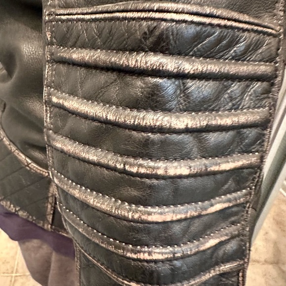 Mens authentic limited edition
Affliction biker leather jacket. Size X-Large - Picture 4 of 5